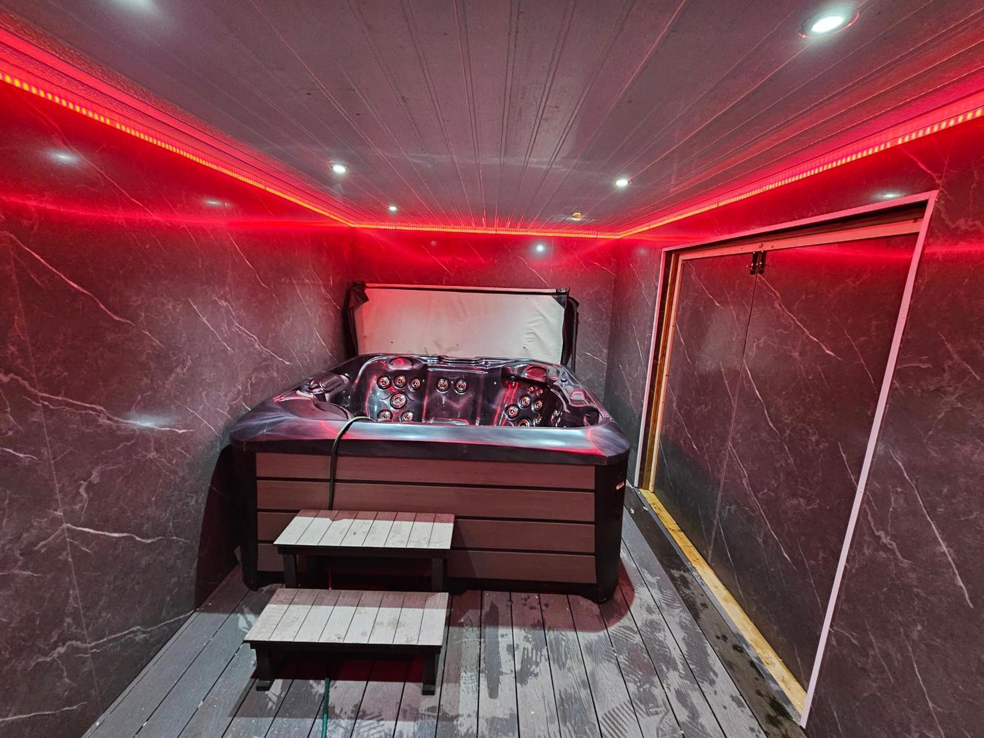 Hot Tub Hideaway, Manchester
